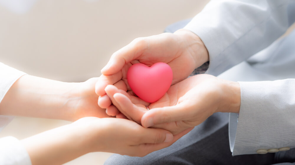 ハートを持っている手