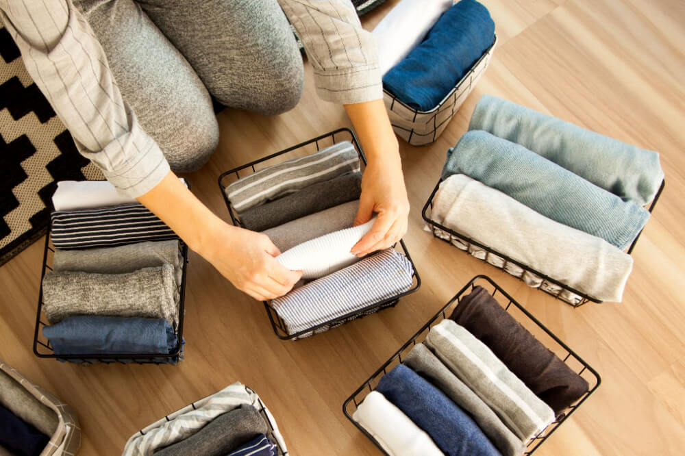 タオルをたたむ人